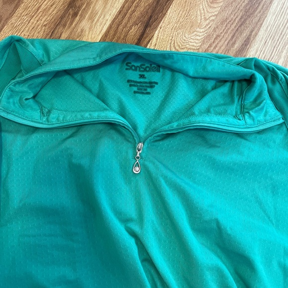 Beautiful green San Soleil Sunshirt - Picture 4 of 6